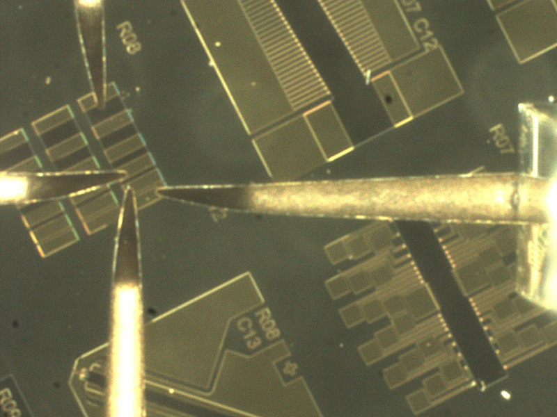 Landing probe tips on a sample in a cryogenic probe station